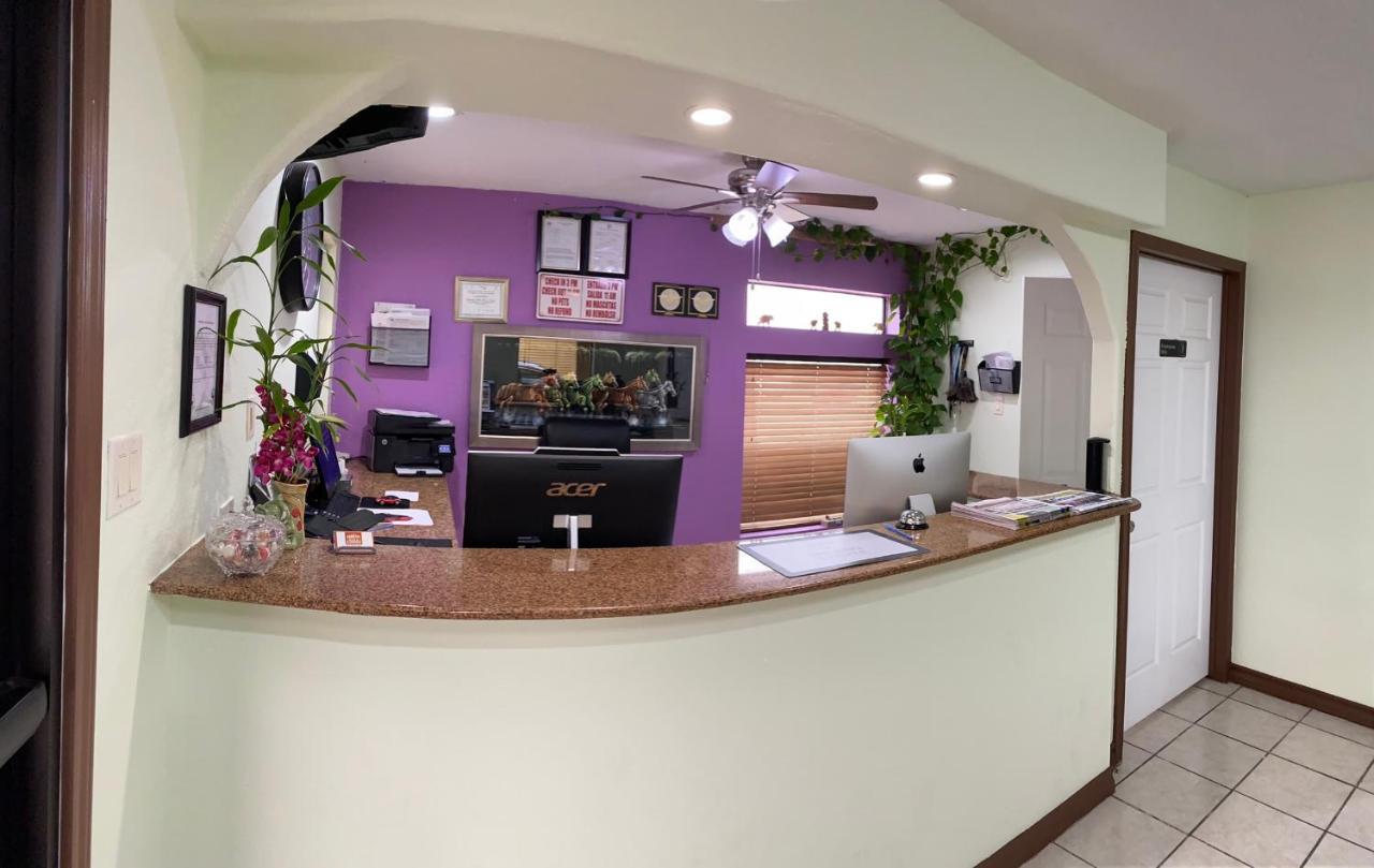 Country Hill Inn & Suite อีเกิสพาส ภายนอก รูปภาพ
